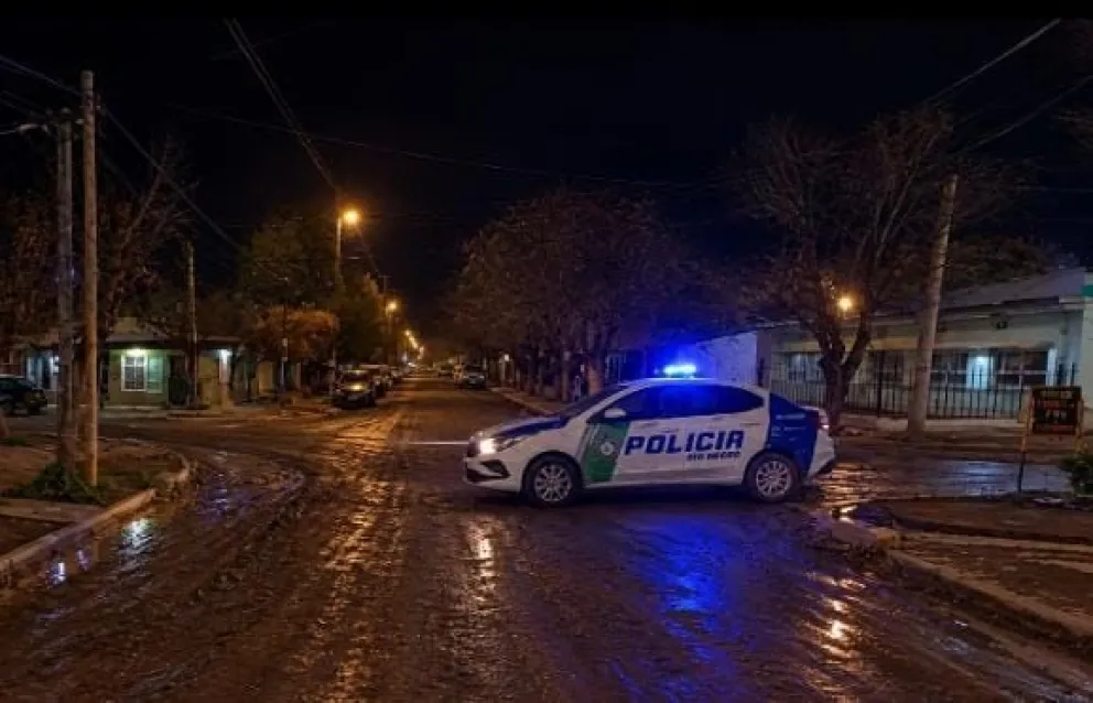 El choque entre la moto y el auto ocurrió frente a la escuela 196 en horas cercanas a la medianoche del lunes. Foto LCR hecha con IA