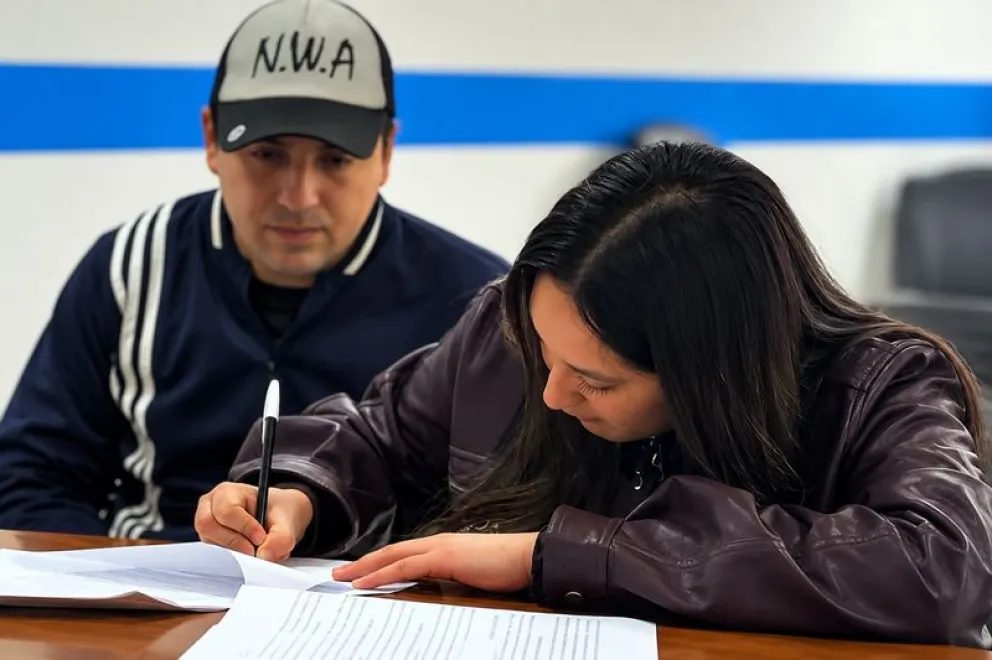 Esta semana los adjudicatarios establecidos por sorteo firmaron los boletos de compra - venta para acceder a terrenos para viviendas. Foto: gentileza