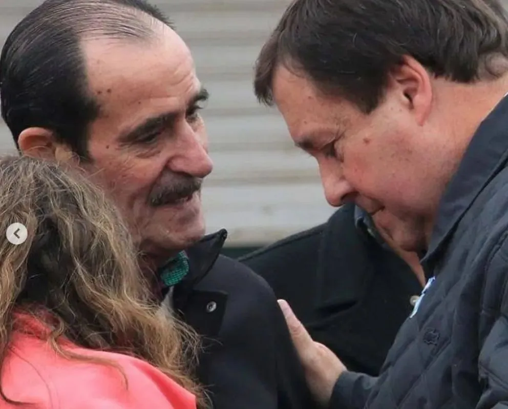 Osvaldo Weretilneck junto a su hijo Alberto, gobernador de Río Negro, quien lo despidió este jueves a los 88 años. Foto: gentileza.