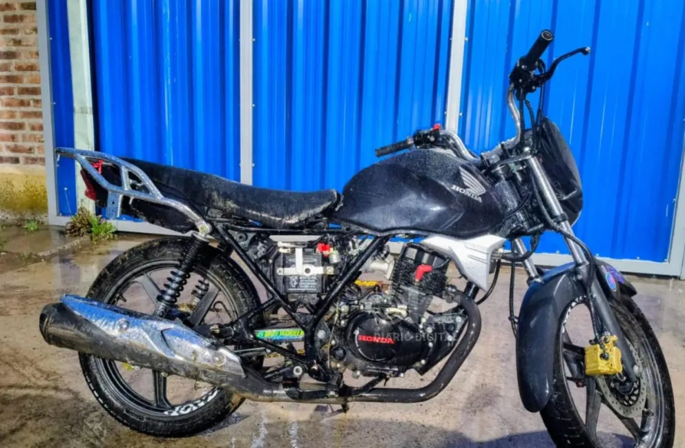 La moto Honda de 150 cc había sido robada en julio de este año en la vecina provincia. Foto Policía RN.