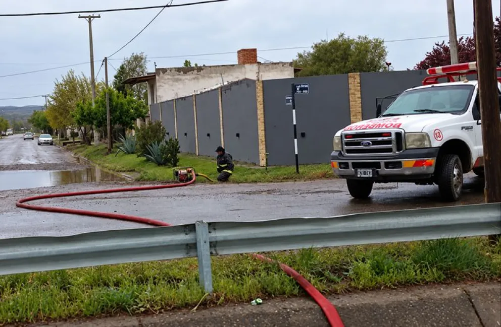 En dos horas, personal de Bomberos Voluntarios de Chichinales logró desagotar la acumulación de agua en una calle de la zona céntrica. Foto: gentileza