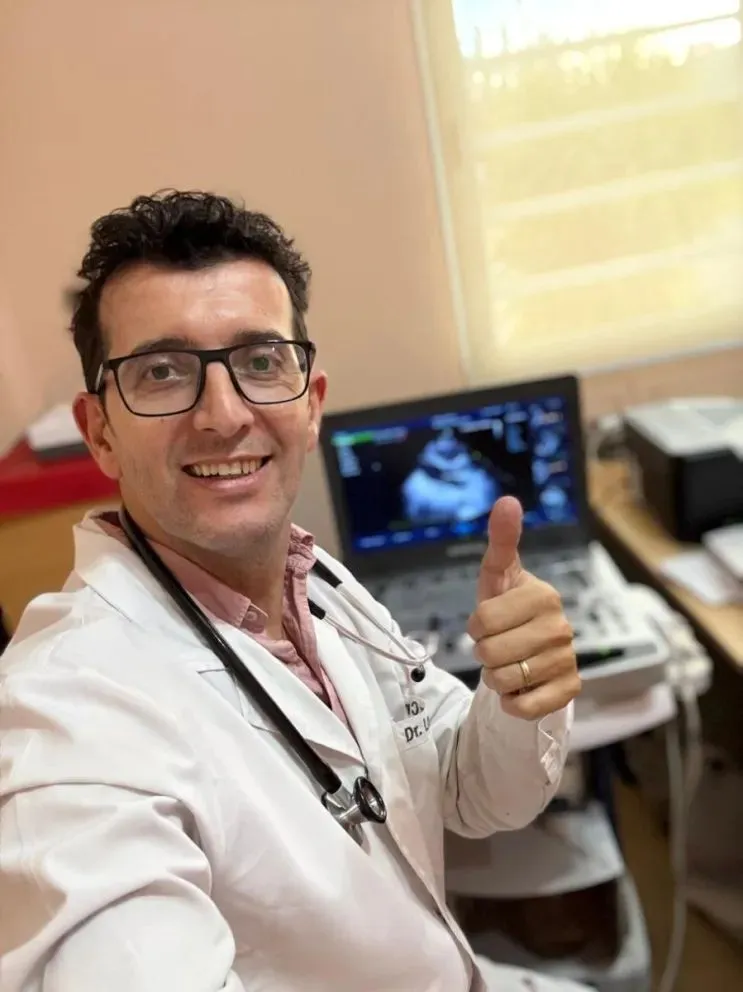 El cardiólogo Alejandro López Cross, profesional nacido y criado en la zona, cursó sus estudios en la UNCo . Foto: gentileza