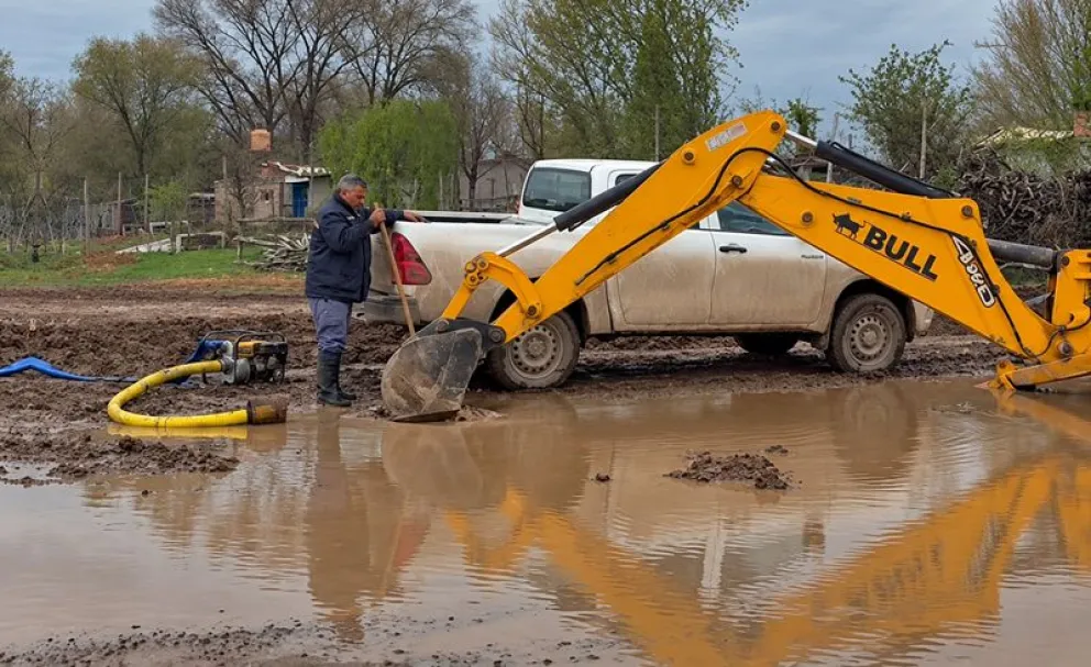 La tarea apunta a evitar que con las próximas lluvias continúe la acumulación de agua en algunos puntos de la ciudad. Foto: gentileza