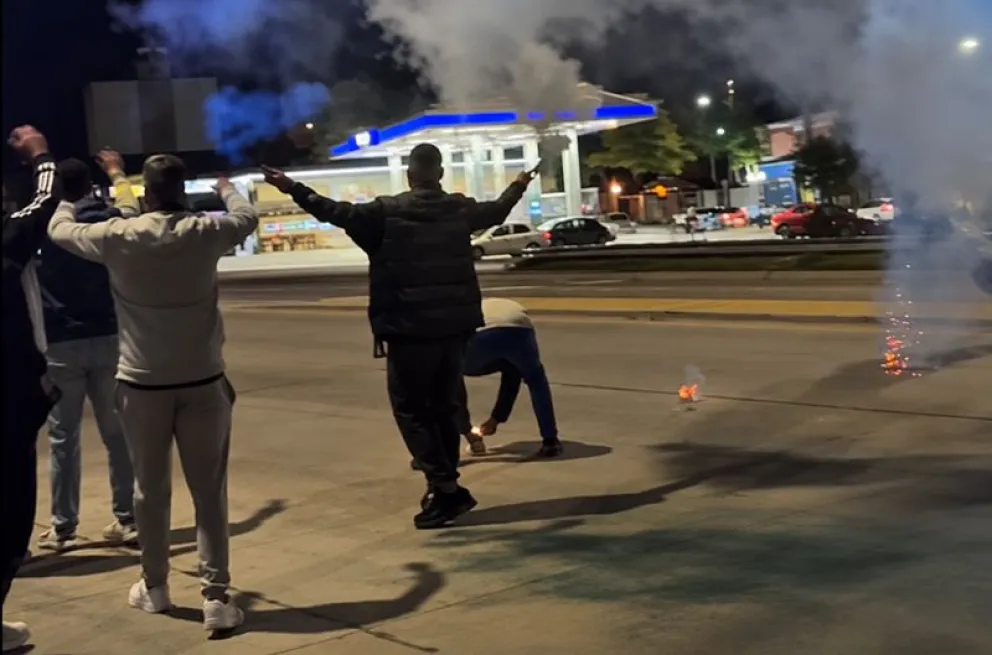 A metros de una estación de servicios, integrantes de la hinchada lanzaron fuegos artificiales y encendieron bengalas. Foto: video