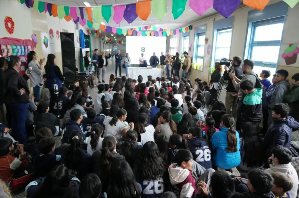 El acto se hizo en la Escuela primaria y contó con la presencia del ministro Echarren y el intendente Petricio, entre otras autoridades. Fotos Gobierno RN.