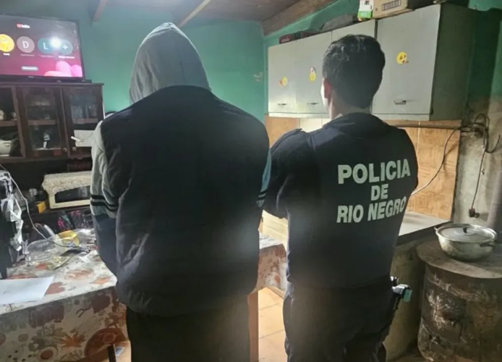 Uno de los detenidos intentó escapar por la ventana de la vivienda allanada, pero fue aprehendido por la policía. Foto: gentileza Policía de Río Negro