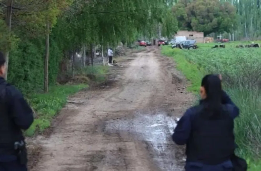 Personal policial trabaja en la chacra de Colonia Fátima donde encontraron una camioneta incendiada con dos personas muertas. Foto: Tania Domenicucci-ANR.