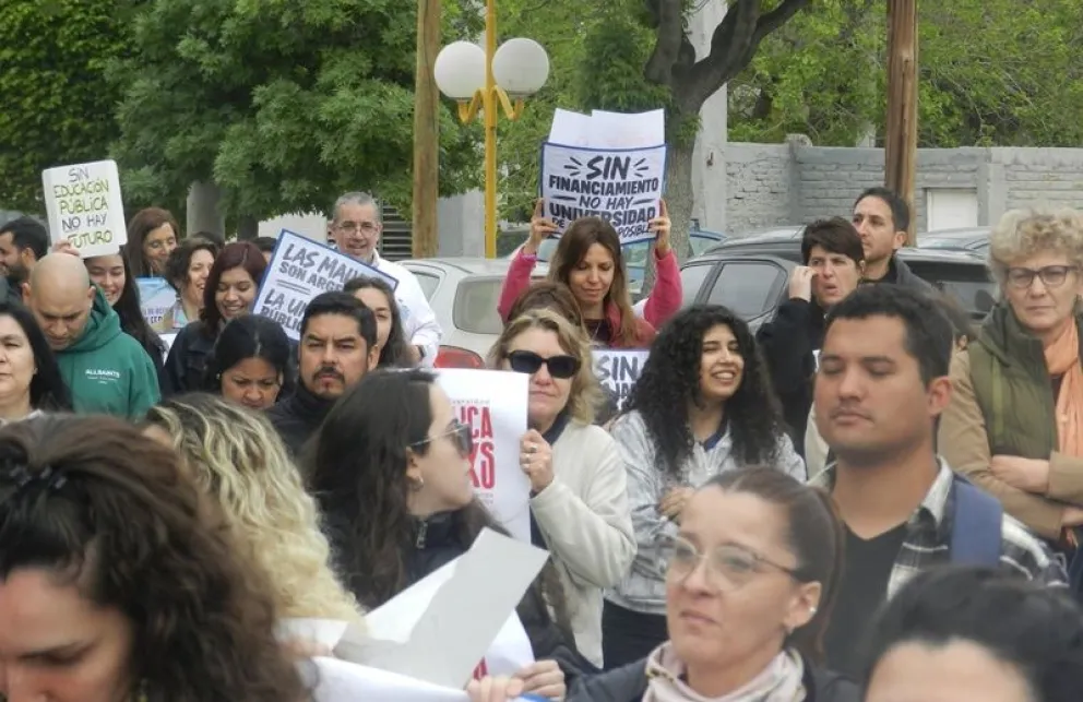 En la mañana de hoy, universitarios, docentes, no docentes y referentes de instituciones se sumaron a la quinta marcha federal por el financiamiento universitario. Foto: gentileza 