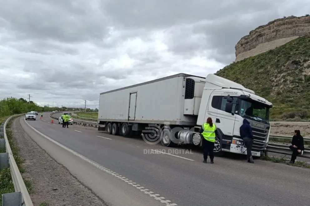 El camión ingresaba a Regina y el desperfecto se produjo este mediodía. Foto gentileza.