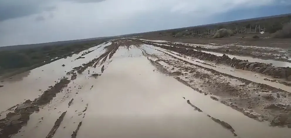 Varios tramos están afectados por la presencia de barro y agua sobre las rutas.