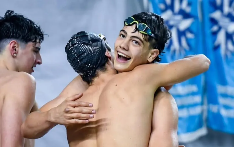 El nadador oriundo de Villa Regina estableció dos nuevas marcas nacionales en la categoría Cadetes en natación. Fotos: gentileza