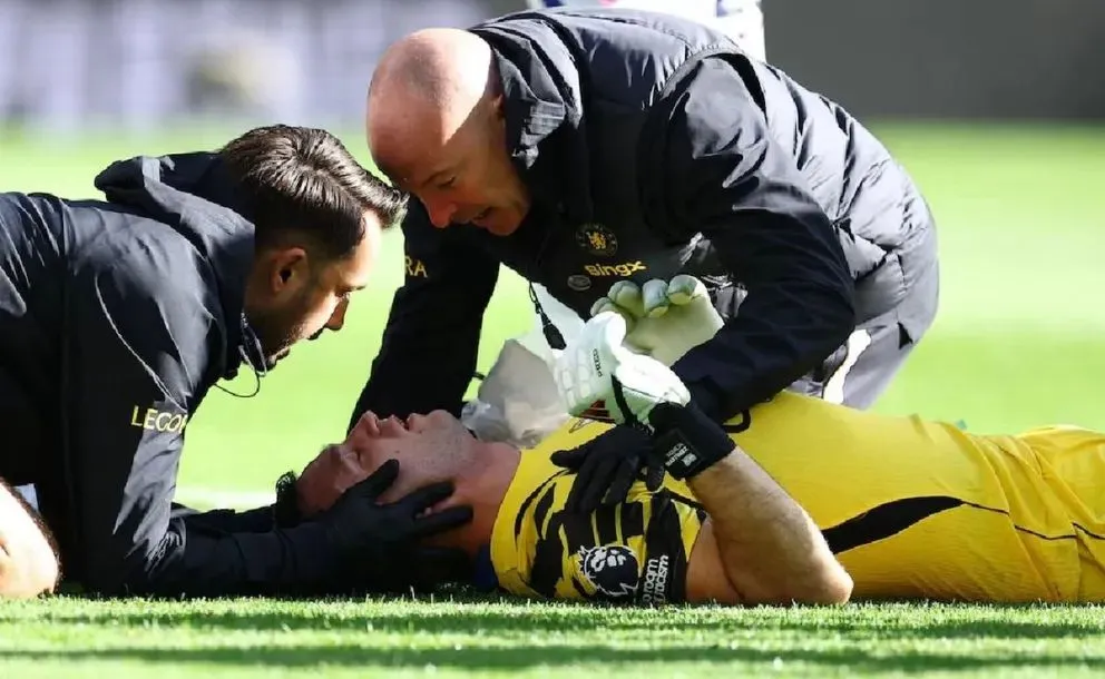 Cuello ortopédico y oxígeno para Dibu Martínez, tras el duro golpe que sufrió durante Everton vs. Chelsea. Foto Phill Noble