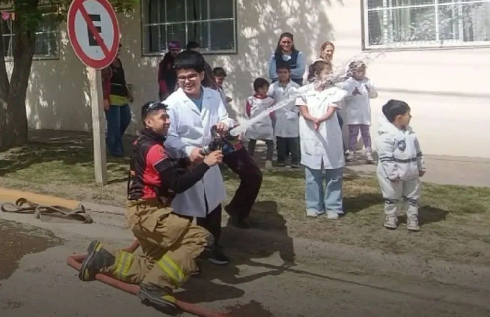 Durante la muestra anual de la Escuela Especial N° 16, los alumnos tuvieron la oportunidad de ser bomberos por un día. Foto: gentileza