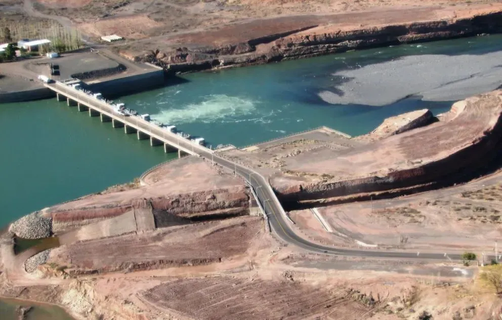 La presa Portezuelo Grande, ubicada en el complejo hidroeléctrico Cerros Colorados, sobre el río Neuquén.