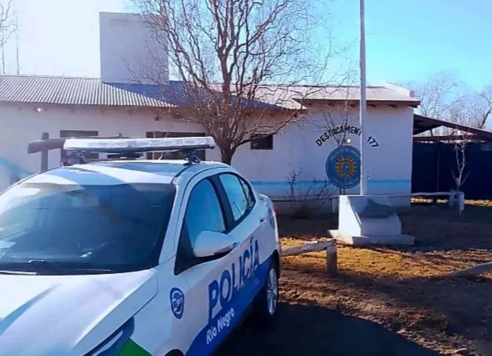 En el Destacamento Especial 177° de Chacra Monte, los policías descubrieron un boquete en la pared de uno de los calabozos y evitaron un intento de fuga. Foto: Policía de Río Negro.