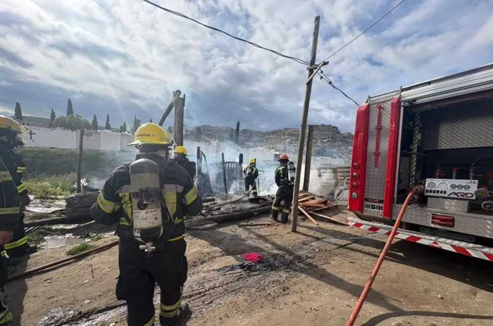 Las llamadas consumieron la casilla construida en con maderas y pallets. Foto: gentileza