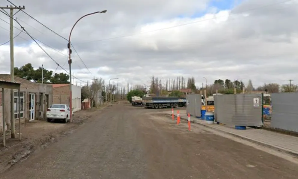 Para evitar que ocurran siniestros viales por la circulación de vehículos, vecinos del barrio Ceferino pidieron la construcción de un lomo de burro. Foto: gentileza