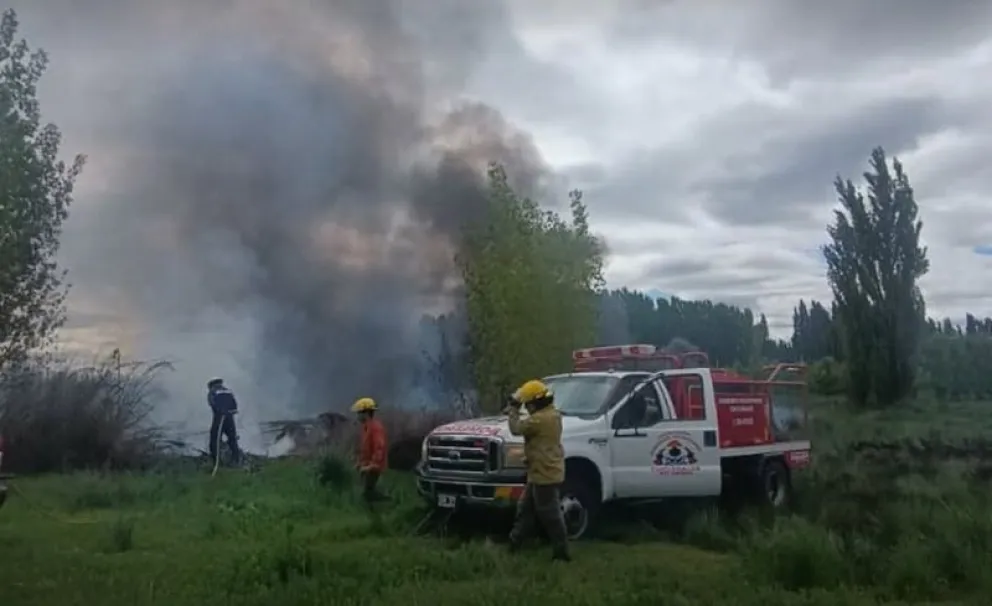 Dos móviles e integrantes del cuerpo de Bomberos Voluntarios de Chichinales intervinieron por un incendio en una chacra. Foto: gentileza