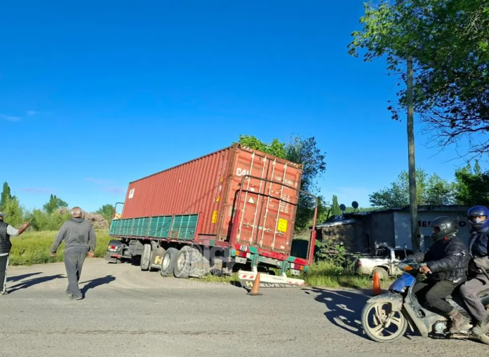 Personal de Tránsito municipal y la policía siguen trabajando en el lugar mientras se aguarda la orden del juez. Fotos gentileza