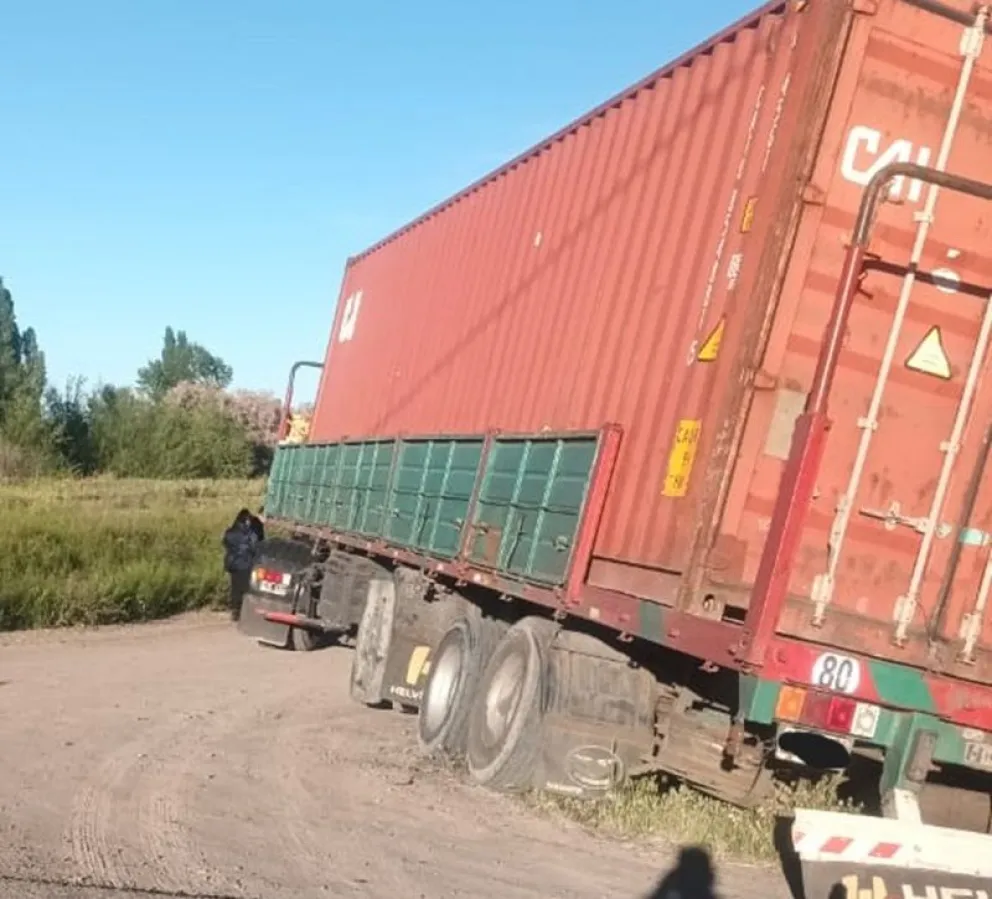 El semirremolque había quedado encajado en un canal en la zona rural; hoy se requisó la carga y el camión permanece a resguardo. Foto: gentileza