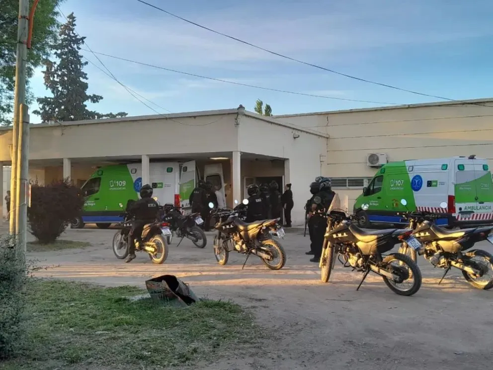 El segundo traslado fue acompañado de policías motorizados que despejaron la calle Mendoza para facilitar la circulación de la ambulancia. (Foto: ANR)